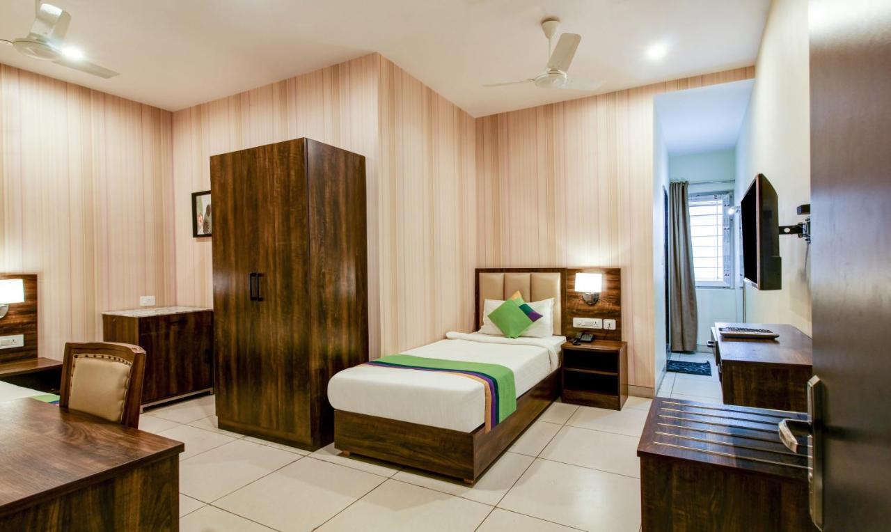 Treebo Trend Sindhura Grand Hotel Hyderabad Esterno foto