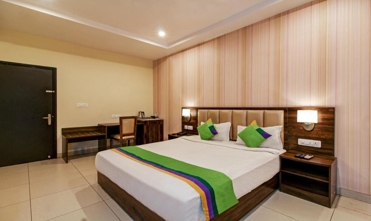 Treebo Trend Sindhura Grand Hotel Hyderabad Esterno foto