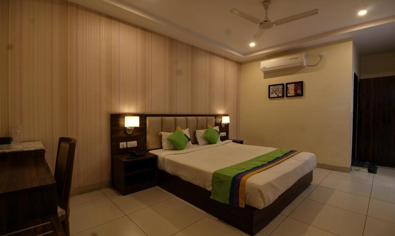 Treebo Trend Sindhura Grand Hotel Hyderabad Esterno foto