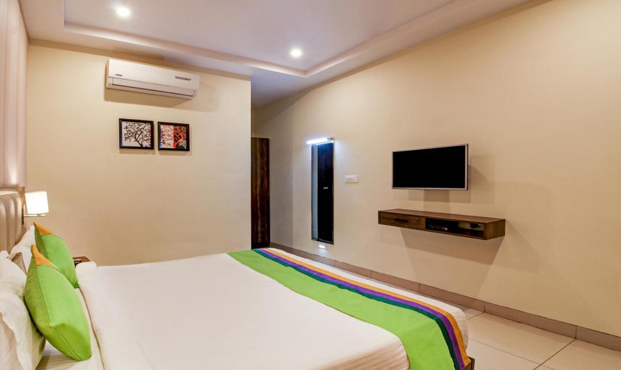 Treebo Trend Sindhura Grand Hotel Hyderabad Esterno foto