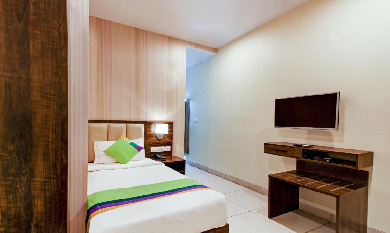 Treebo Trend Sindhura Grand Hotel Hyderabad Esterno foto
