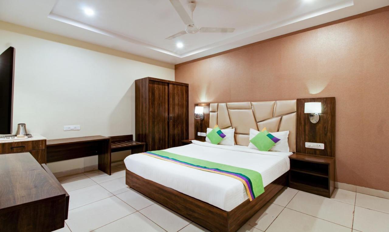 Treebo Trend Sindhura Grand Hotel Hyderabad Esterno foto