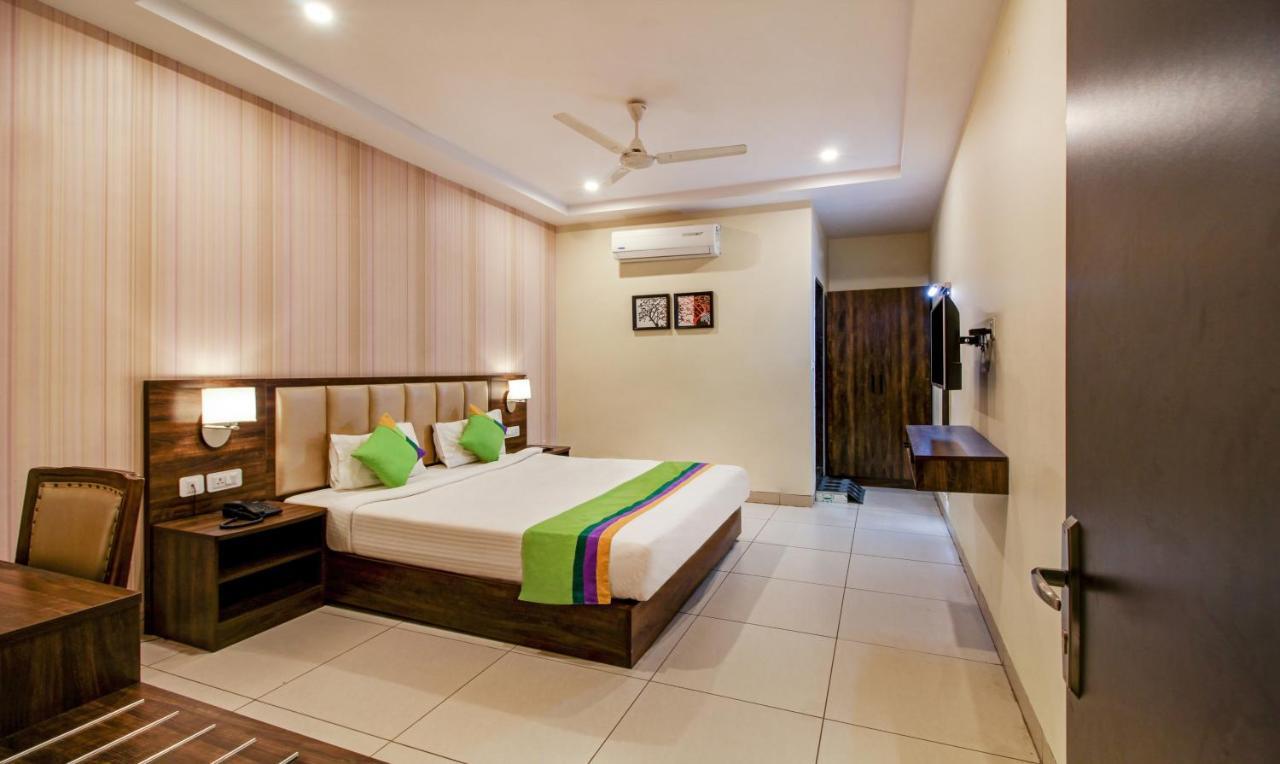 Treebo Trend Sindhura Grand Hotel Hyderabad Esterno foto