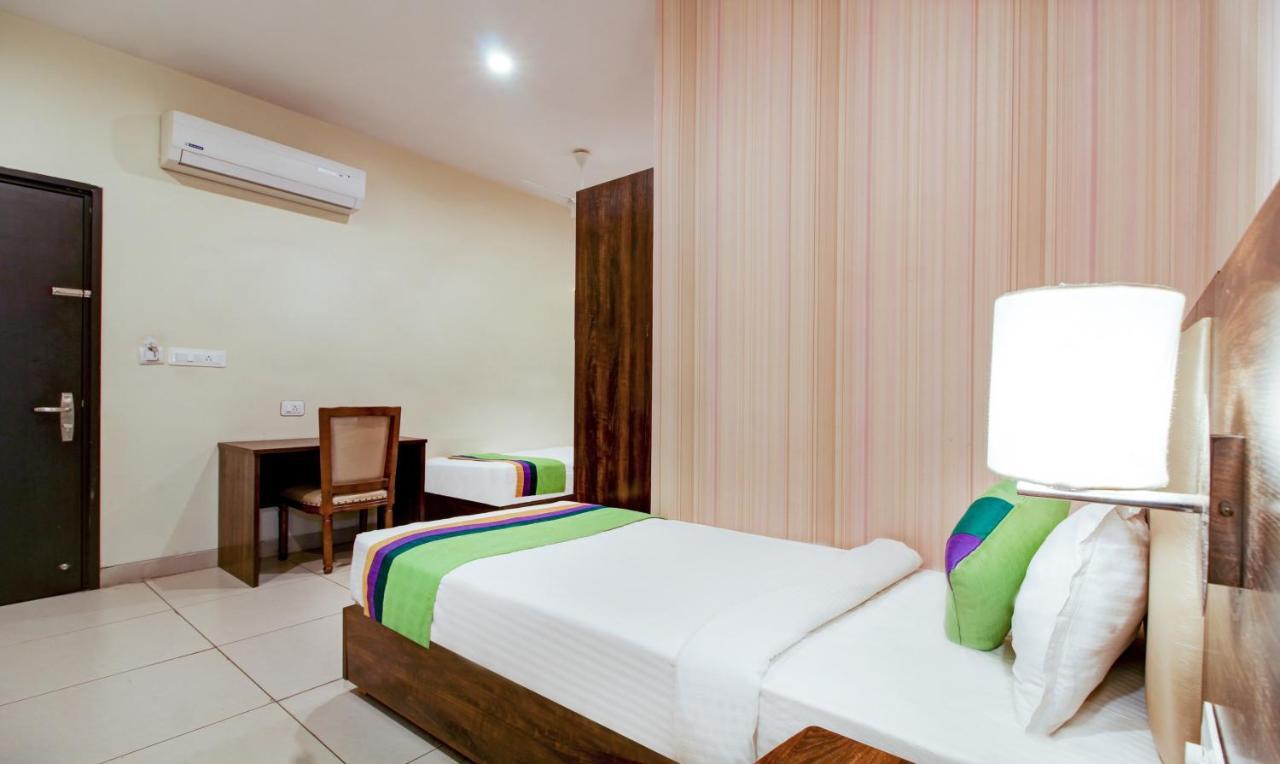 Treebo Trend Sindhura Grand Hotel Hyderabad Esterno foto