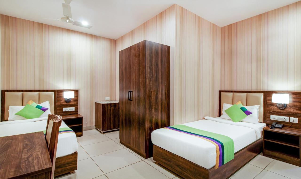 Treebo Trend Sindhura Grand Hotel Hyderabad Esterno foto